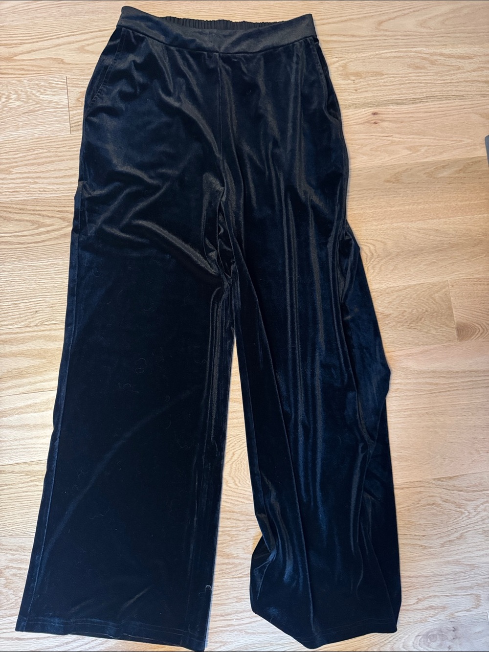 Wide-Leg Velvet Pants in Black